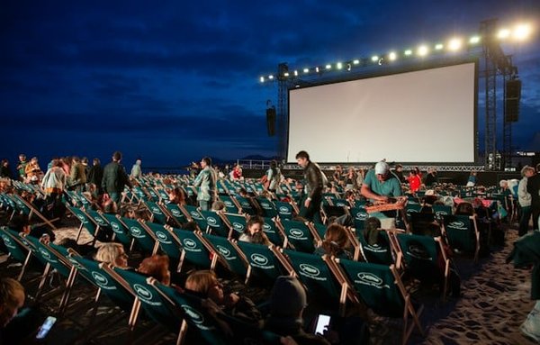 How to Plan an Outdoor Cinema Experience in Your Backyard for Family Movie Nights?